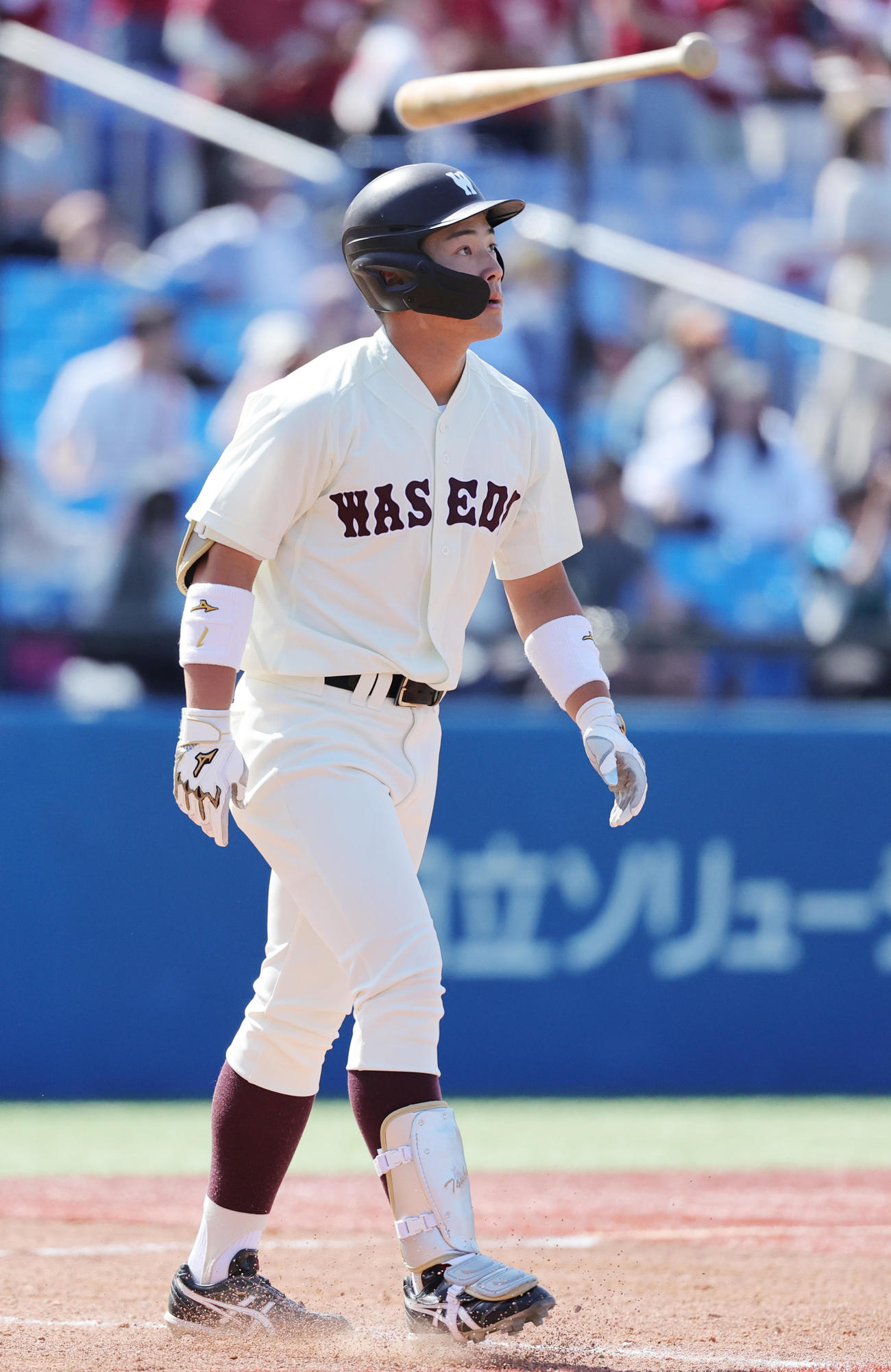 早大対東大　5回表早大2死一塁、右越え2点本塁打を放つ吉納（撮影・野上伸悟）