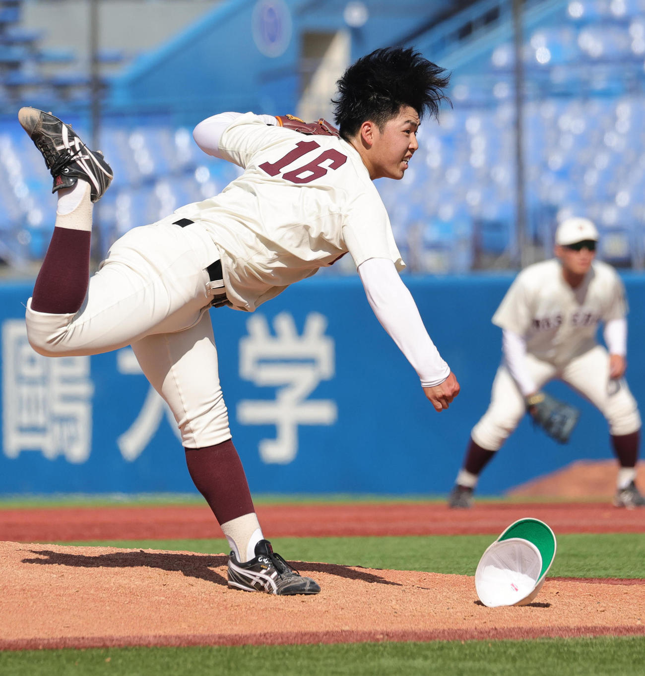 早大対東大　力投する早大・越井（撮影・野上伸悟）