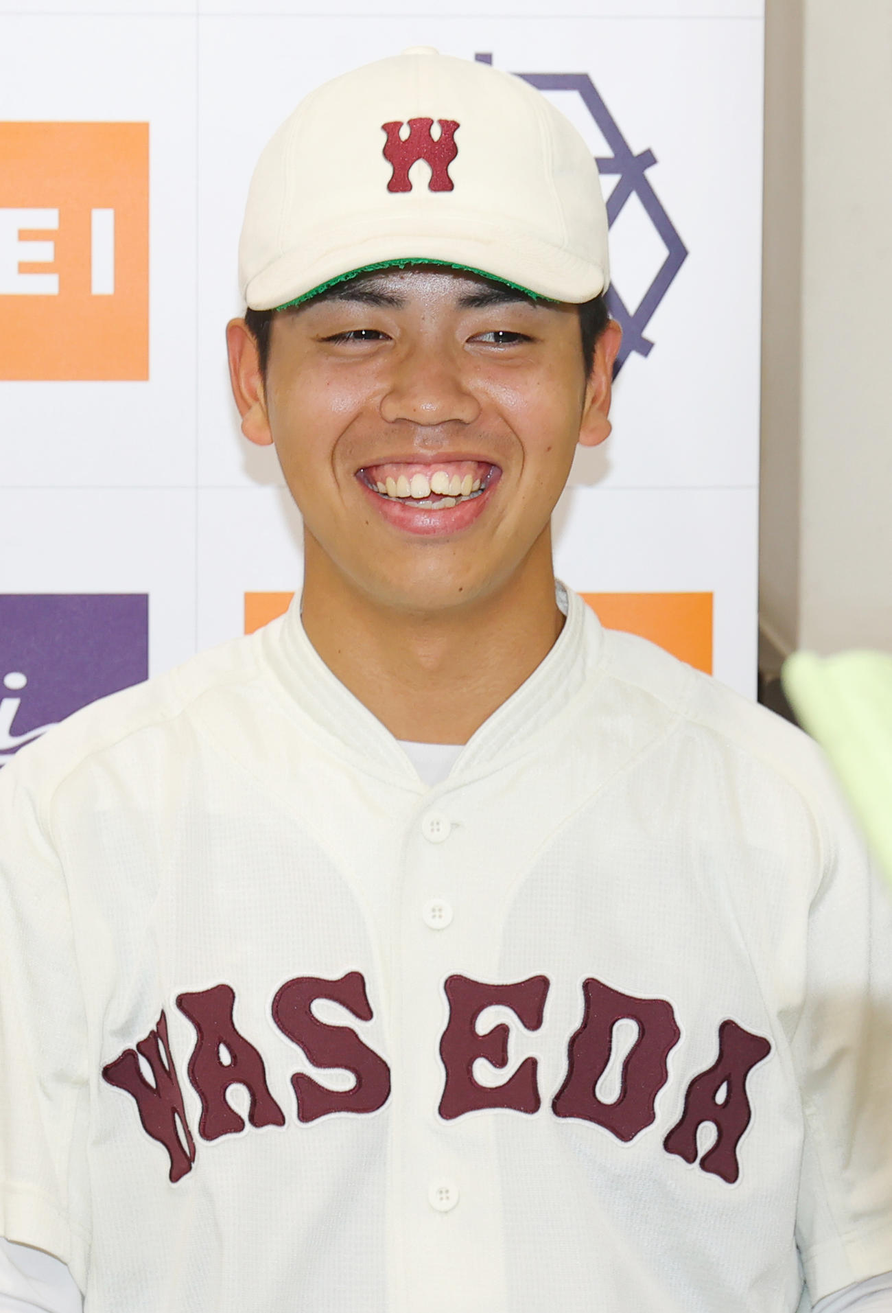 早大対東大　初勝利を挙げ笑顔で会見する早大・宮城（撮影・野上伸悟）