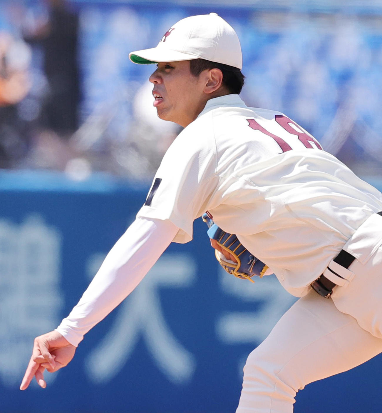 早大対東大　喪章をつけ力投する早大先発の宮城（撮影・野上伸悟）