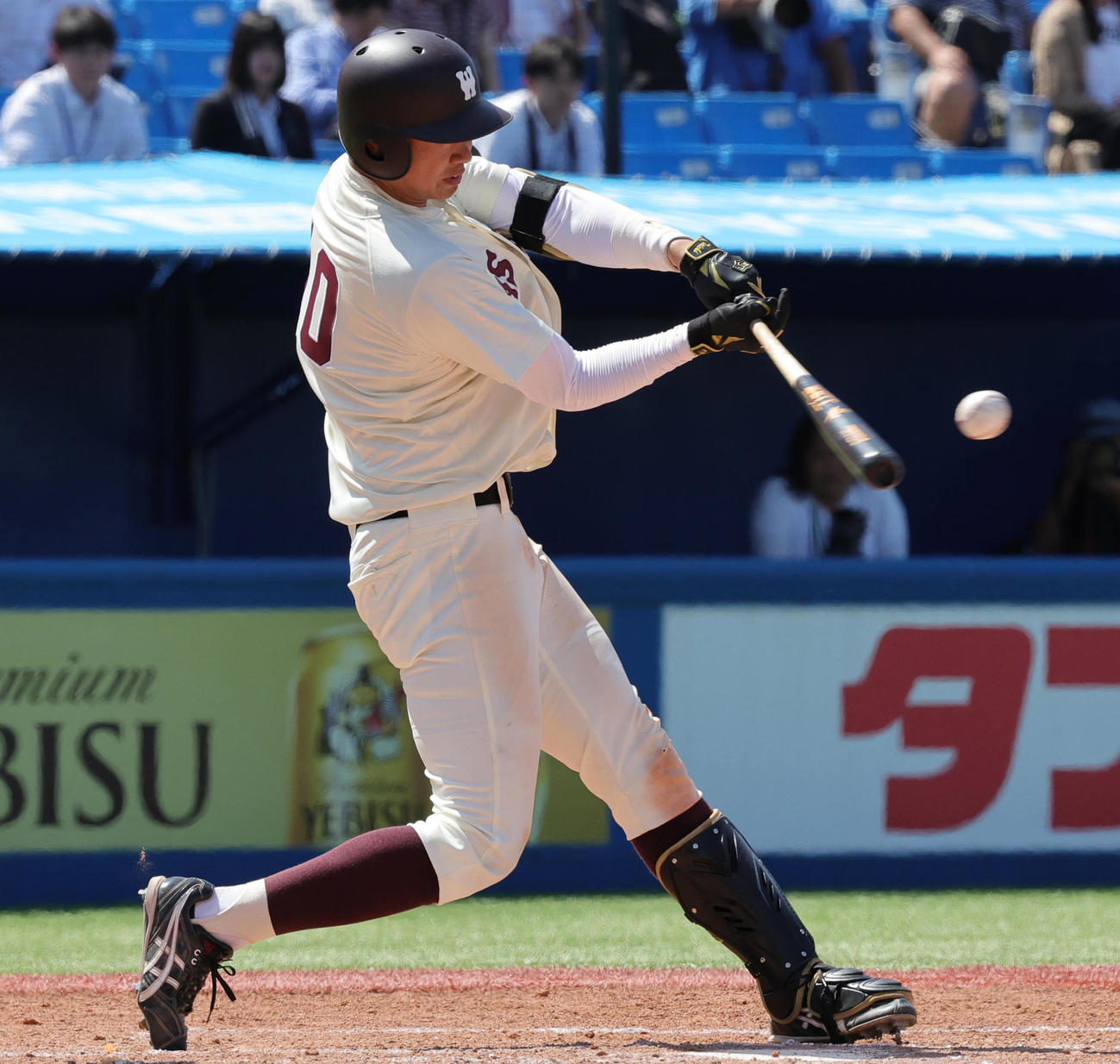早大対東大　3回表早大1死二塁、左適時二塁打を放つ印出（撮影・野上伸悟）