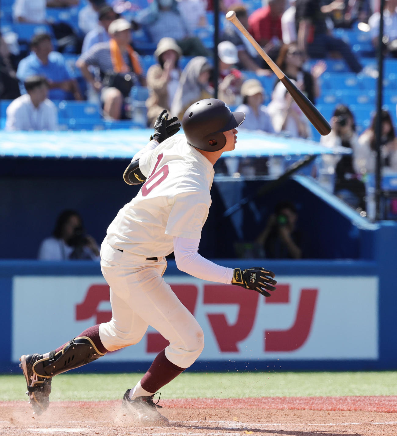 早大対東大　4回表早大2死満塁、中3点適時二塁打を放つ印出（撮影・野上伸悟）