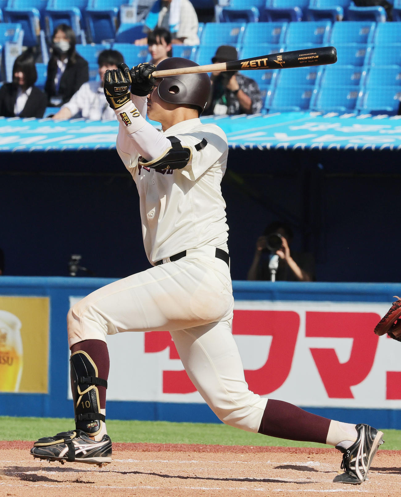 早大対東大　8回表早大1死二塁、中適時二塁打を放つ印出（撮影・野上伸悟）