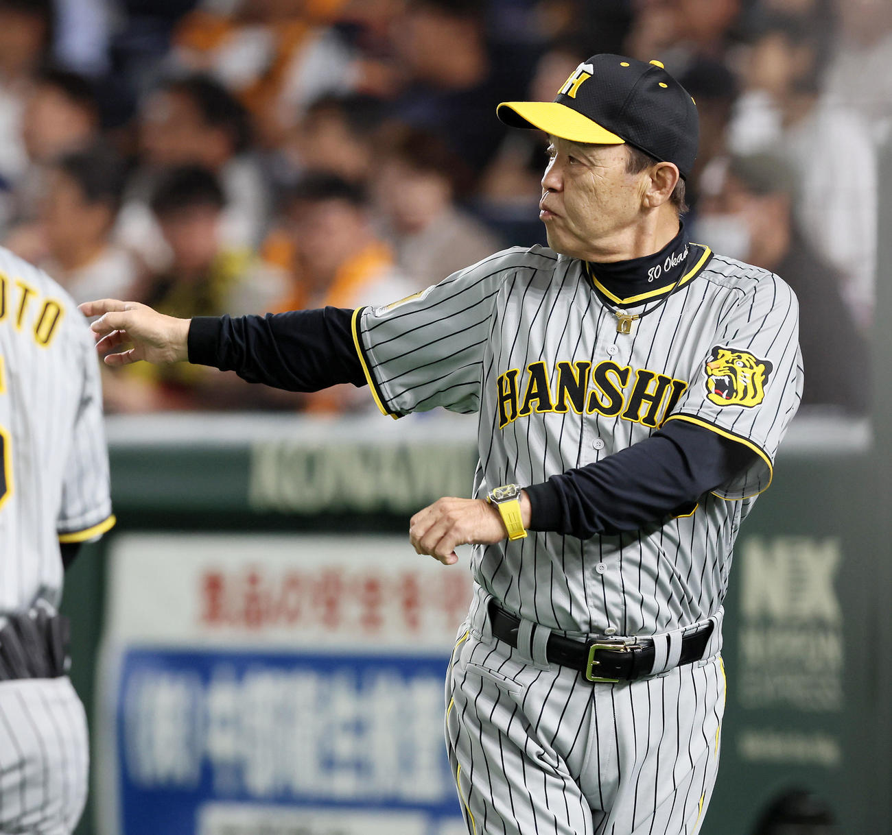 巨人対阪神　10回表阪神無死一塁、代走を告げる岡田監督（撮影・加藤哉）