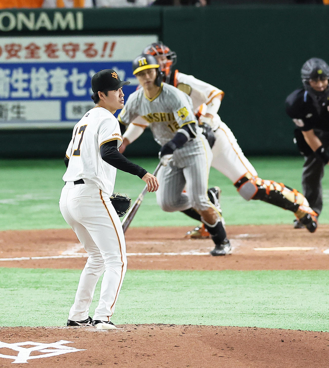 巨人対阪神　9回表阪神2死一塁、坂本（後方）を三ゴロに仕留めた西舘（撮影・足立雅史）
