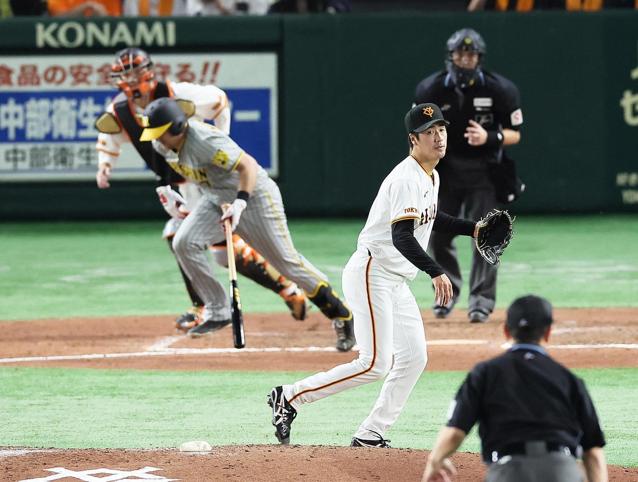 巨人対阪神　9回表阪神1死一塁、ノイジーを遊ゴロに仕留めた西舘（撮影・足立雅史）