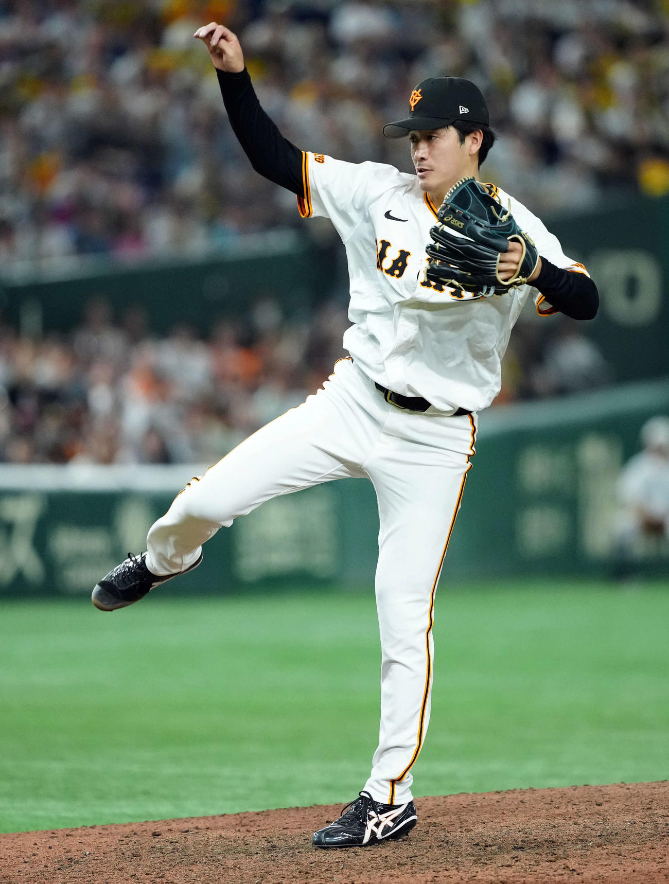 巨人対阪神　9回からマウンドに上がり力投する巨人西舘（撮影・たえ見朱実）