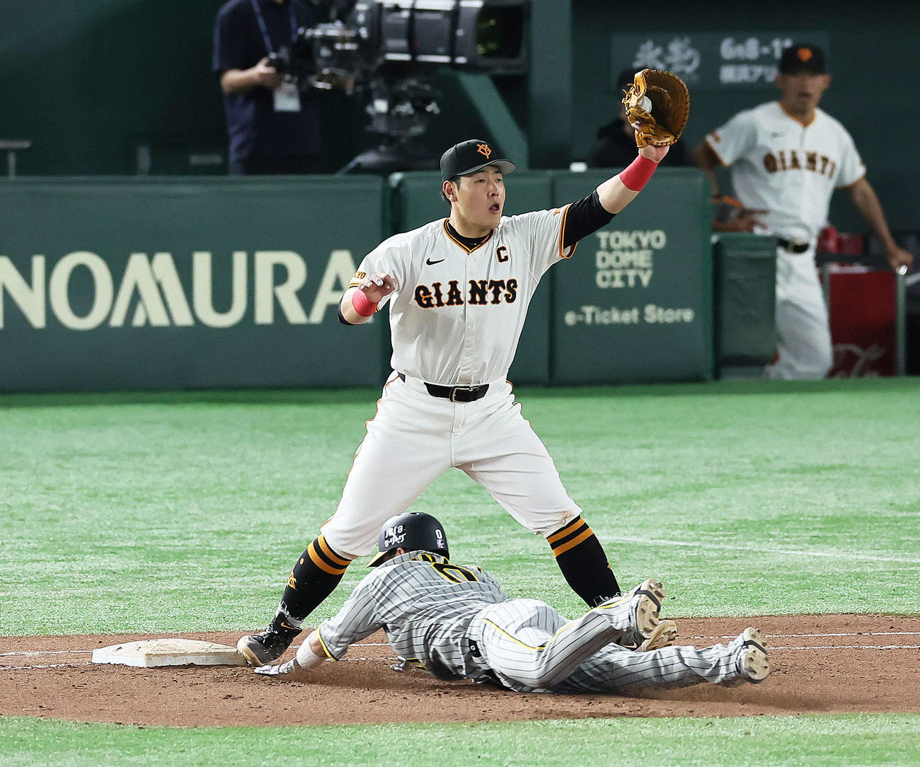 巨人対阪神　10回表阪神1死一塁、近本の遊直に一塁を飛び出していた木浪（下）はアウトとなる。一塁手岡本和（撮影・足立雅史）