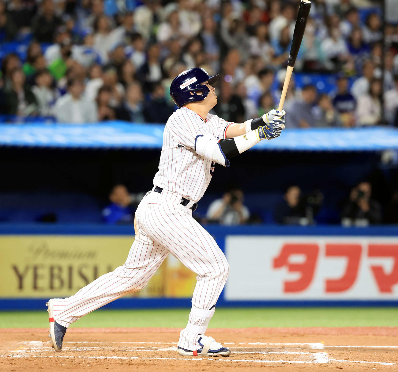 ヤクルト対中日　6回裏ヤクルト2死二塁、村上は右中間2点本塁打を放つ（撮影・浅見桂子）