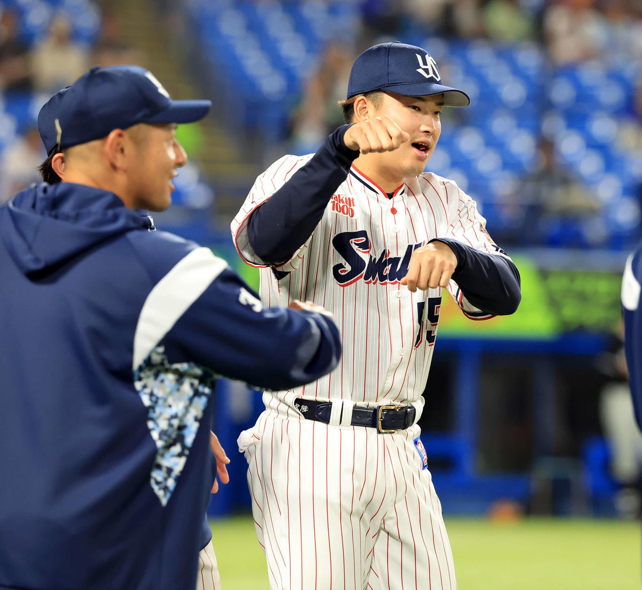 ヤクルト対中日　12回表中日の攻撃を0封として負けがなくなり、笑顔で馬のポーズをする村上（右）（撮影・浅見桂子）