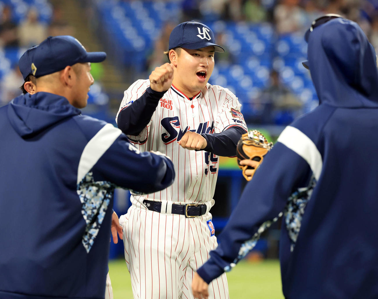 ヤクルト対中日　12回表中日の攻撃を0封として負けがなくなり、笑顔で馬のポーズをする村上（中央）（撮影・浅見桂子）