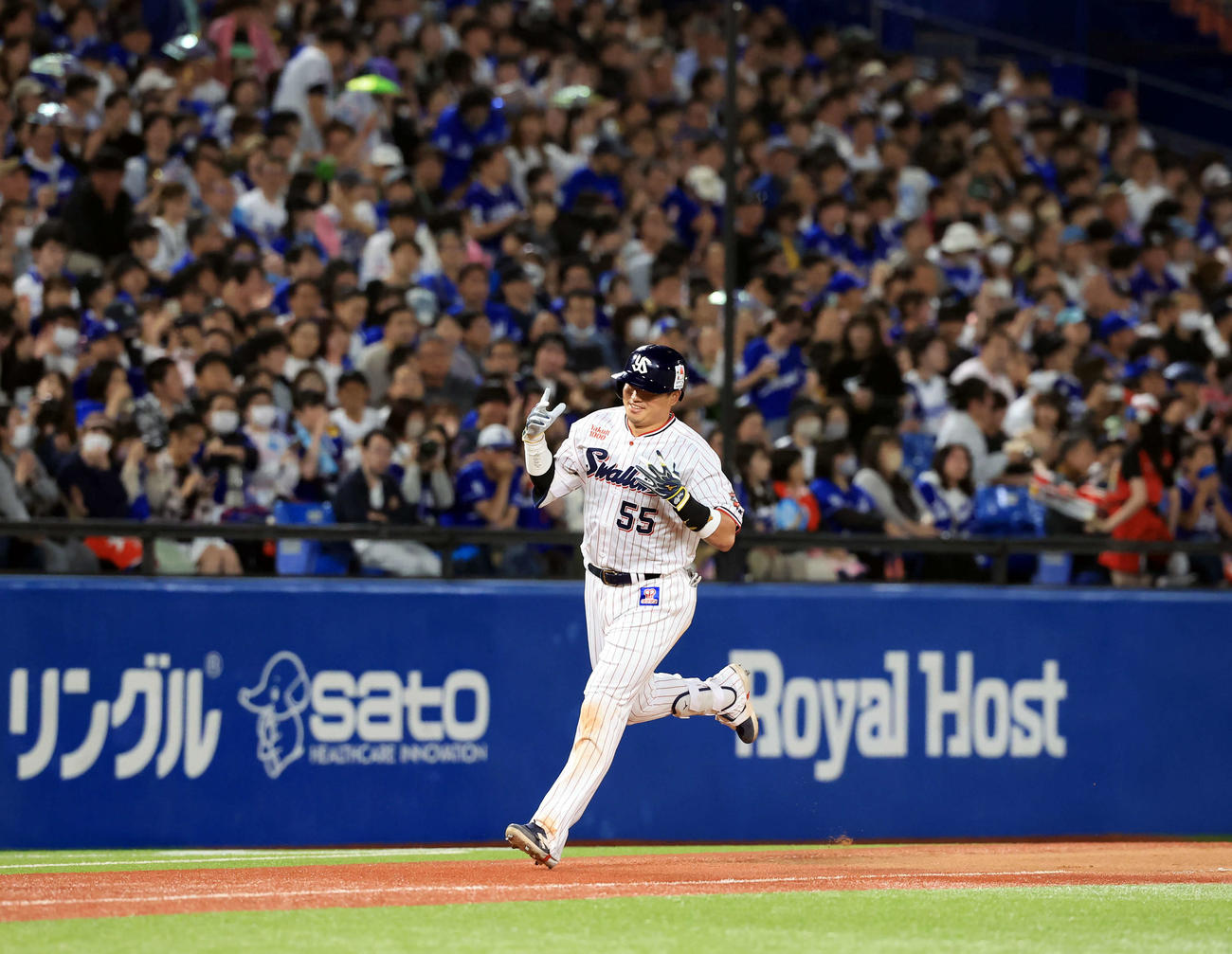 ヤクルト対中日　6回裏ヤクルト2死二塁、村上は右中間2点本塁打を放ち、笑顔のポーズで三塁を回る（撮影・浅見桂子）