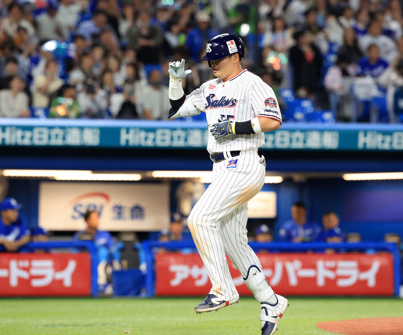 ヤクルト対中日　6回裏ヤクルト2死二塁、村上は右中間2点本塁打を放ち、ジャンプで生還（撮影・浅見桂子）