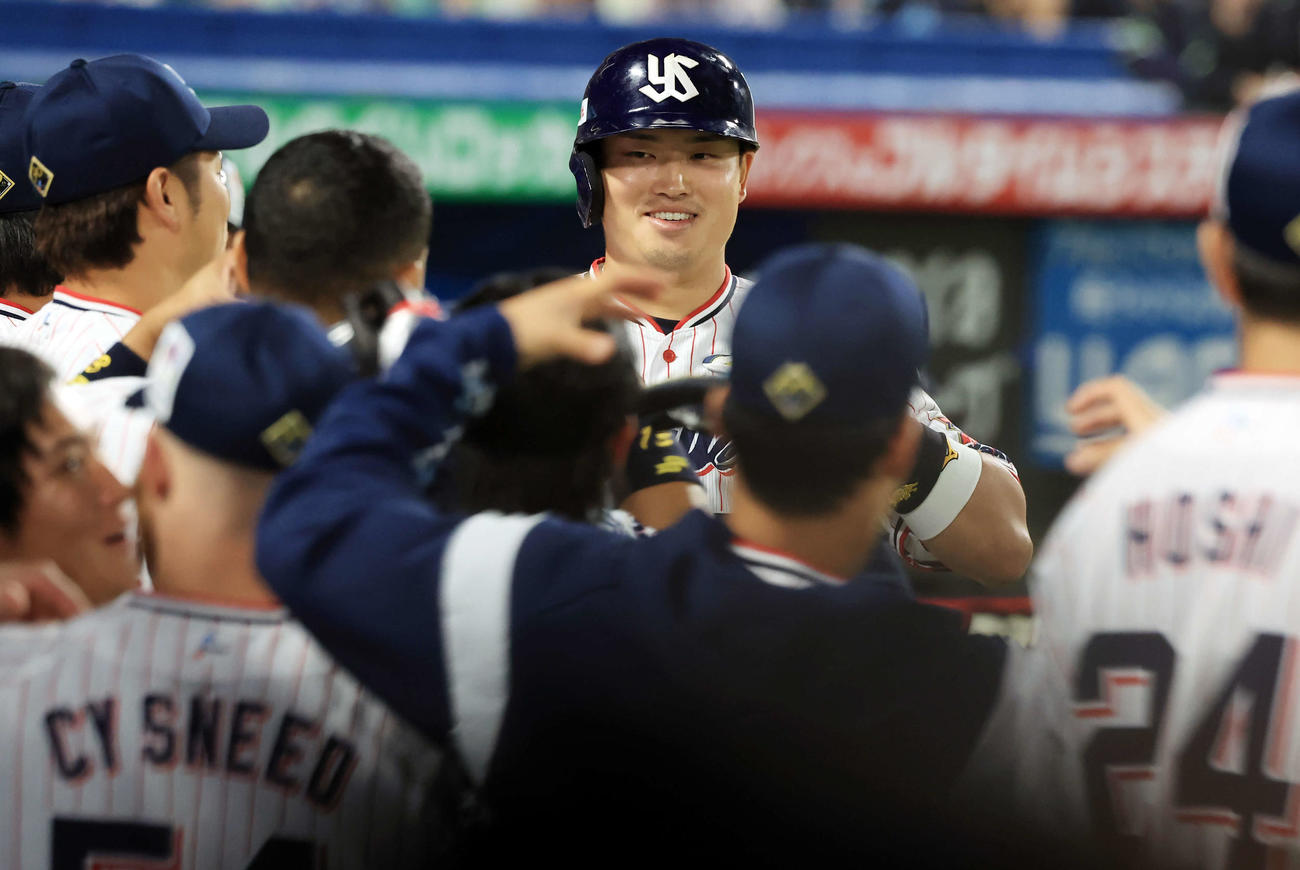 ヤクルト対中日　6回裏ヤクルト2死二塁、村上は右中間2点本塁打を放ち笑顔でナインとハイタッチ（撮影・浅見桂子）