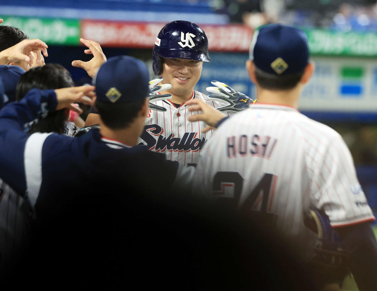 ヤクルト対中日　6回裏ヤクルト2死二塁、村上は右中間2点本塁打を放ち笑顔でナインとハイタッチ（撮影・浅見桂子）