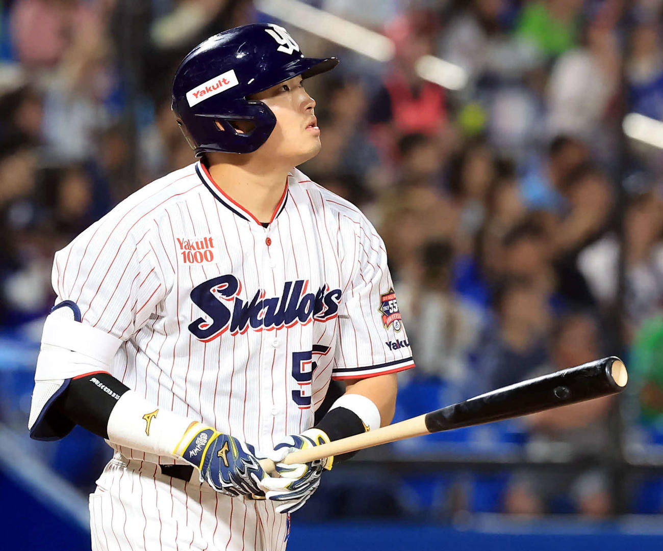 ヤクルト対中日　6回裏ヤクルト2死二塁、村上は右中間2点本塁打を放ち打球を見つめて歩き出す（撮影・浅見桂子）