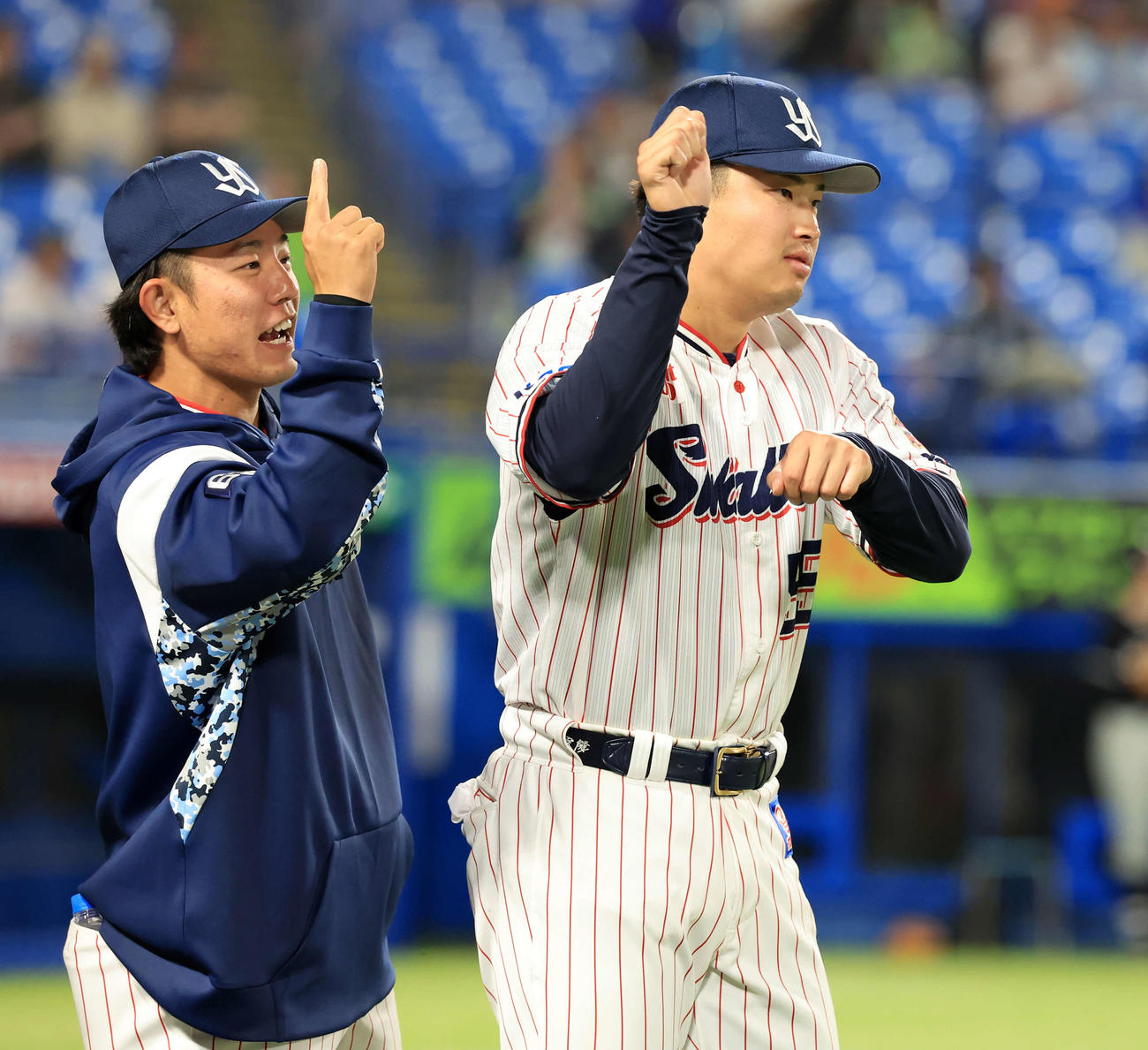 ヤクルト対中日　12回表中日の攻撃を0封として負けがなくなり、笑顔で馬のポーズをする村上（右）。左は増田（撮影・浅見桂子）