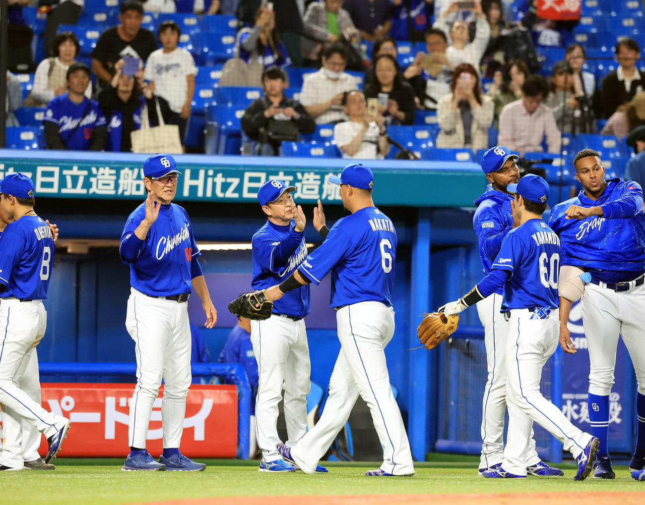 ヤクルト対中日　12回延長で引き分け中田（手前中央）らナインを迎える立浪監督（撮影・浅見桂子）