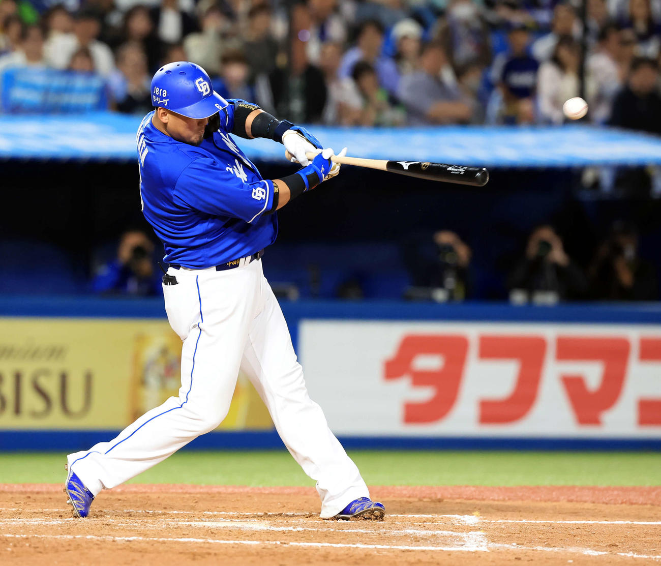 ヤクルト対中日　9回表中日1死二、三塁、中田は同点犠飛を放つ（撮影・浅見桂子）