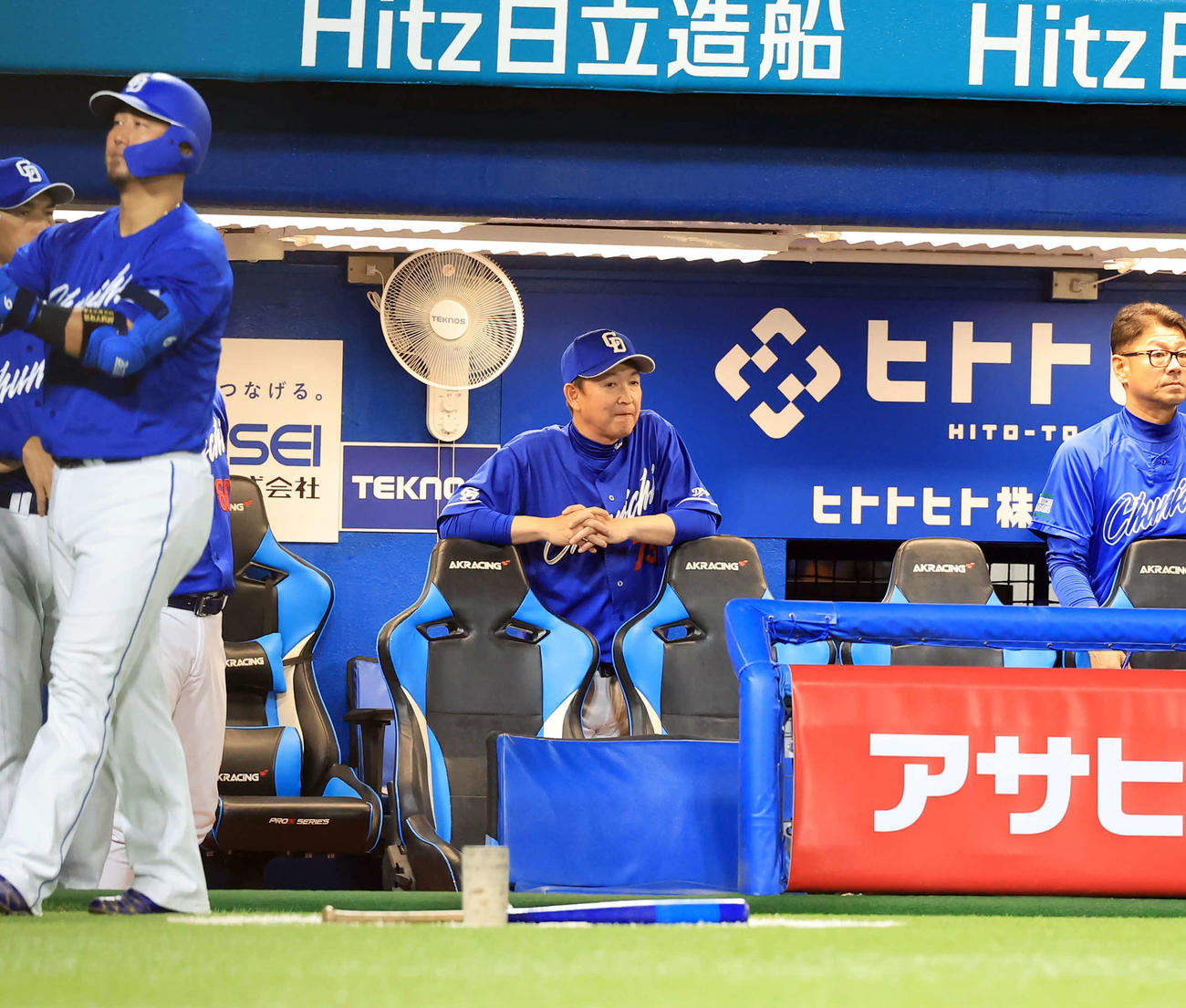 ヤクルト対中日　ベンチで厳しい表情で試合を見つめる中日立浪監督（中央）（撮影・浅見桂子）