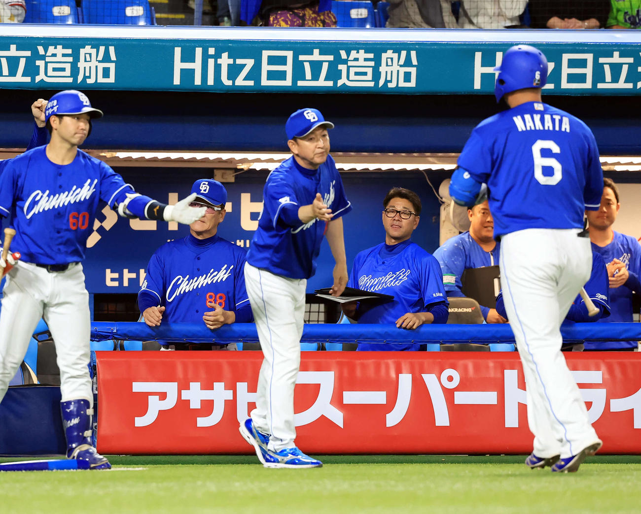 ヤクルト対中日　9回表中日1死二、三塁、中田（右）が同点犠飛を放ち、出迎える立浪監督（中央）（撮影・浅見桂子）