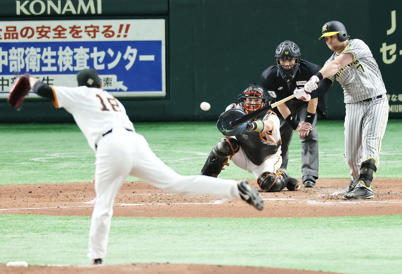 巨人対阪神　4回表阪神2死三塁、ノイジーは右前適時打を放つ。投手菅野（撮影・足立雅史）