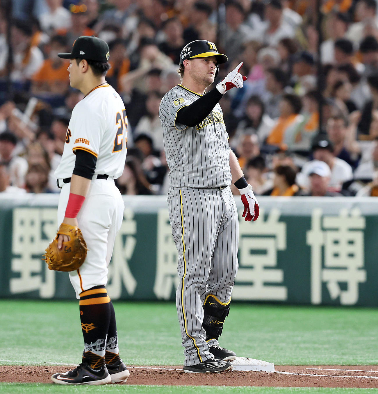 巨人対阪神　4回表阪神2死三塁、ノイジーは右適時打を放つ。一塁手は岡本和（撮影・加藤哉）
