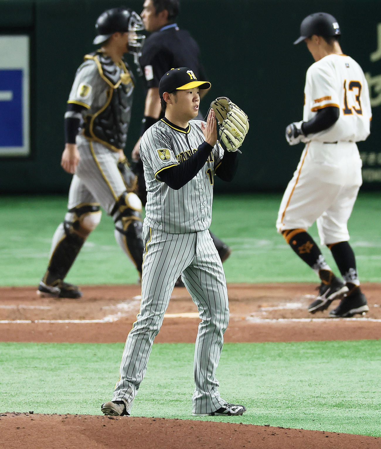 巨人対阪神　5回裏巨人2死三塁、菅野を二ゴロに仕留めグラブをたたく西勇（撮影・足立雅史）