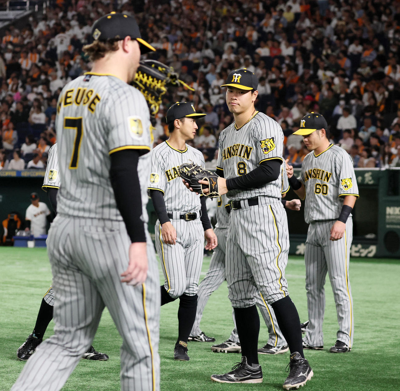巨人対阪神　ベンチ前でナインを迎える佐藤輝（撮影・加藤哉）