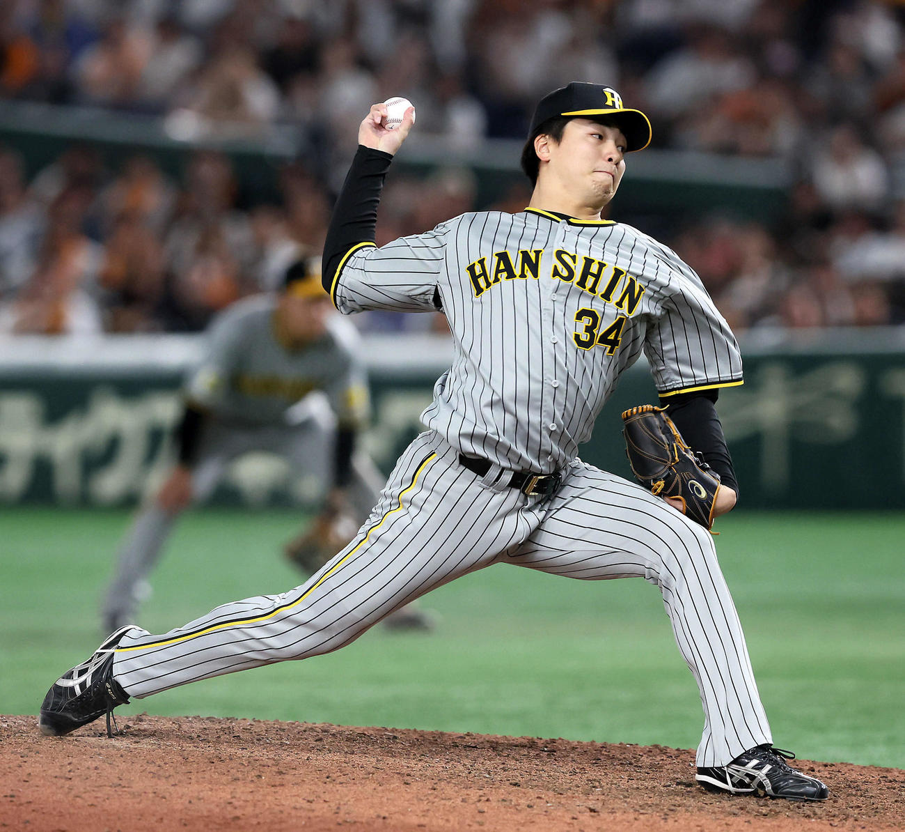巨人対阪神　10回裏、阪神4番手で登板する漆原（撮影・加藤哉）