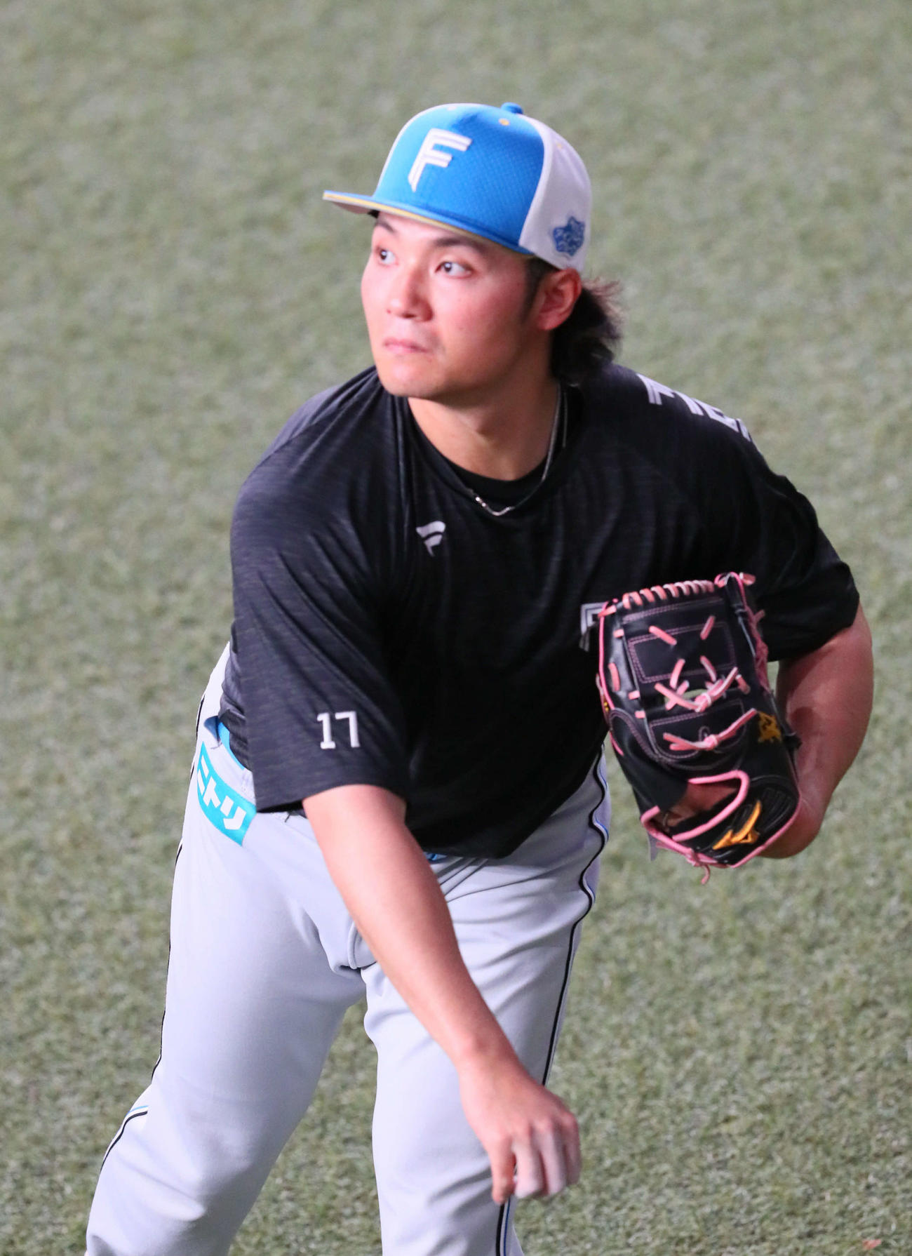 オリックス対日本ハム　キャッチボールで調整する伊藤（撮影・宮崎幸一）