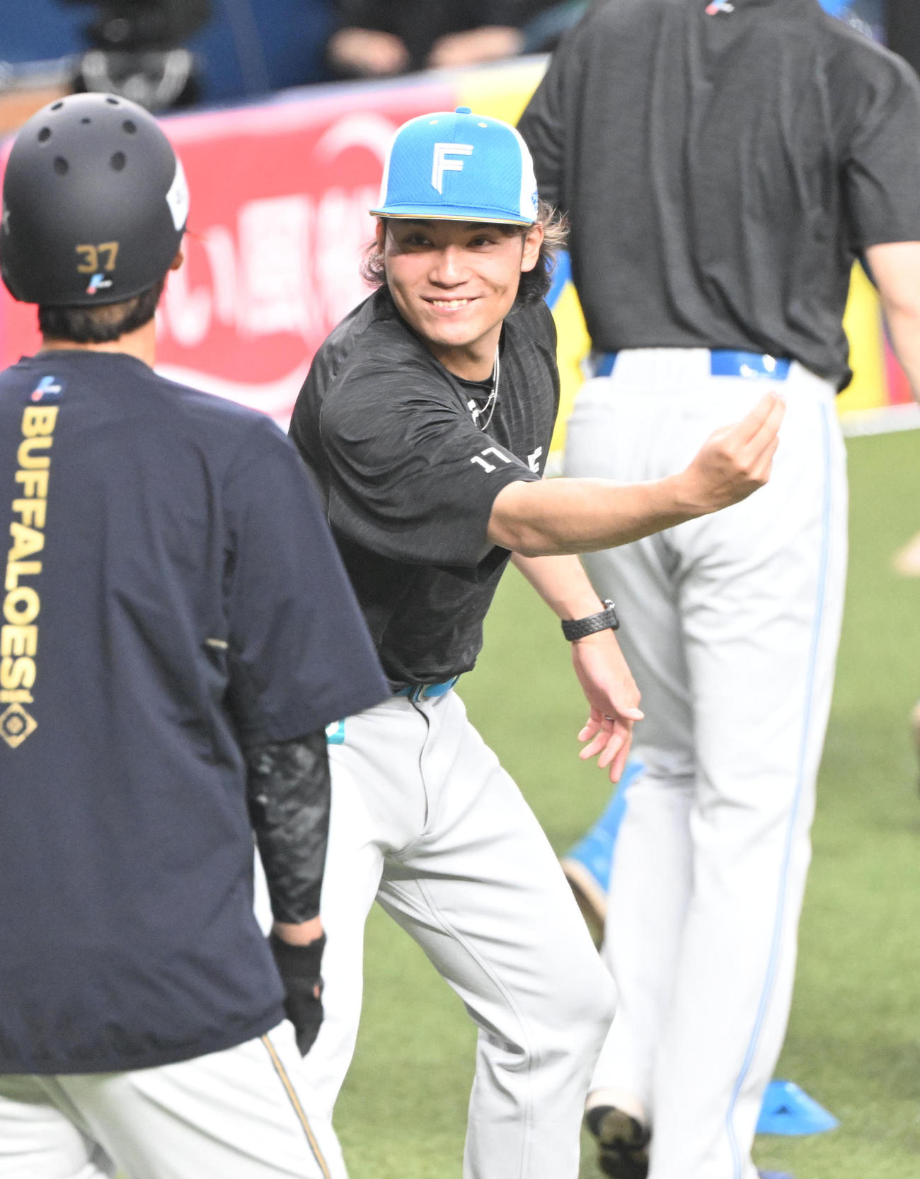オリックス石川（左）と笑顔で話す日本ハム伊藤（撮影・和賀正仁）