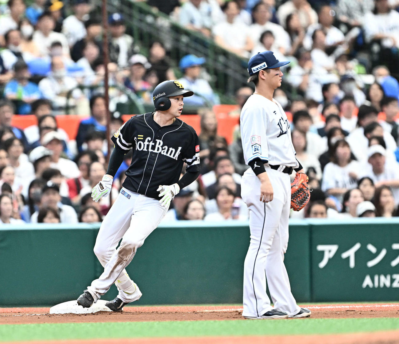 西武対ソフトバンク　7回表ソフトバンク1死、三塁打を放った川瀬（左）。三塁手佐藤龍（撮影・滝沢徹郎）