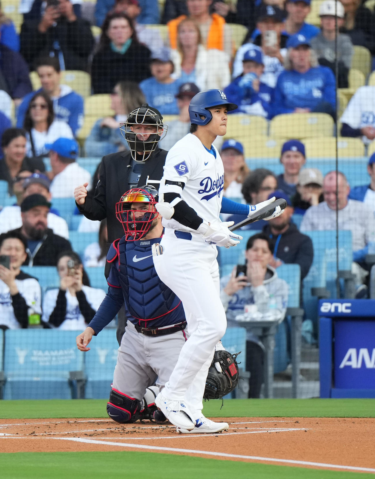 ドジャース対ブレーブス　1回裏ドジャース1死、空振りの三振に倒れる大谷（撮影・菅敏）