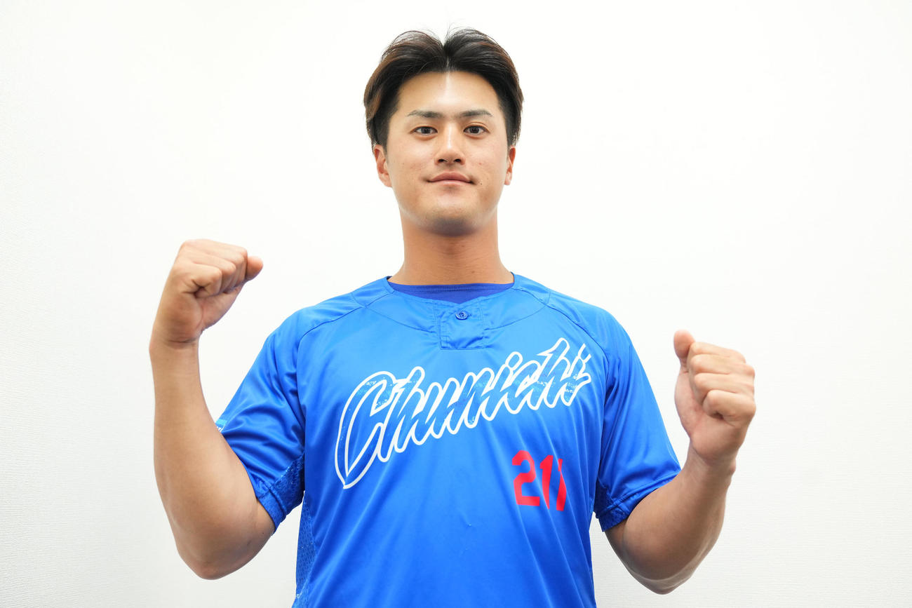 ヤクルト対中日　支配下登録され笑顔でガッツポーズする中日板山（撮影・横山健太）