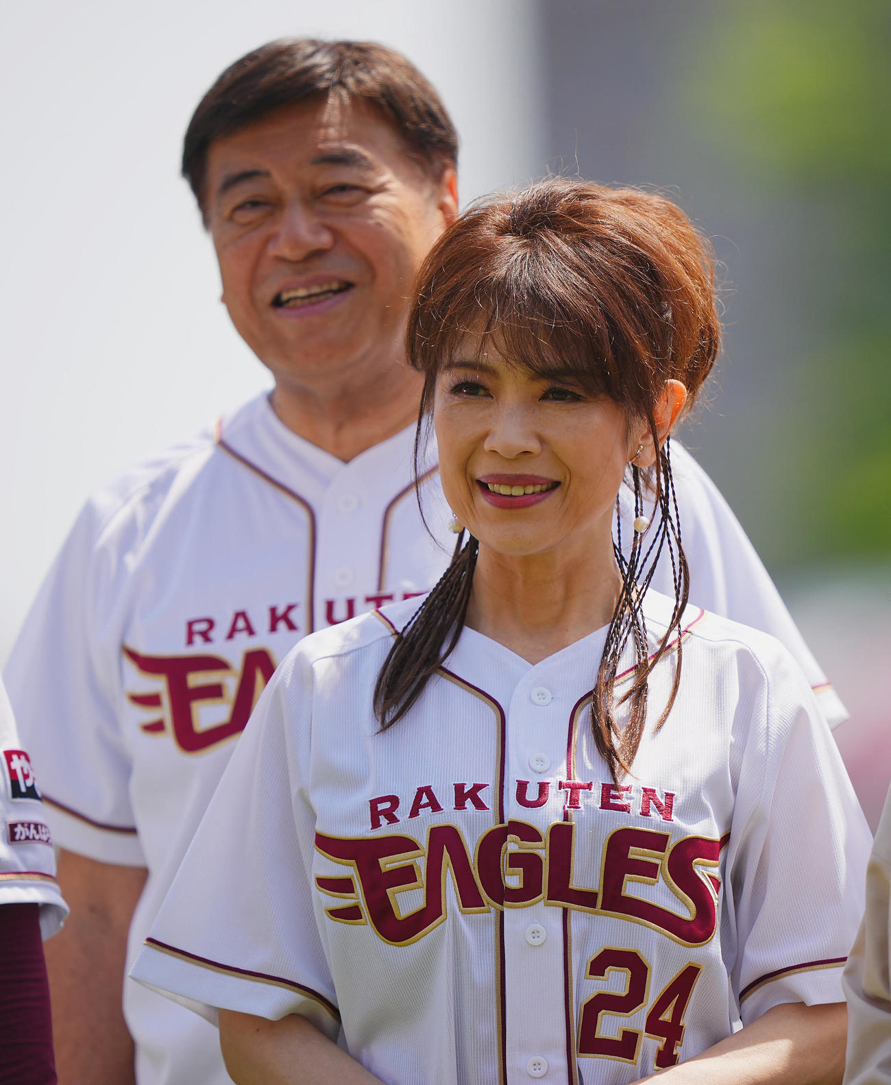 楽天対ロッテ　始球式を前に写真に納まる株式会社夢グループの保科有里（右）と石田社長（撮影・垰建太）