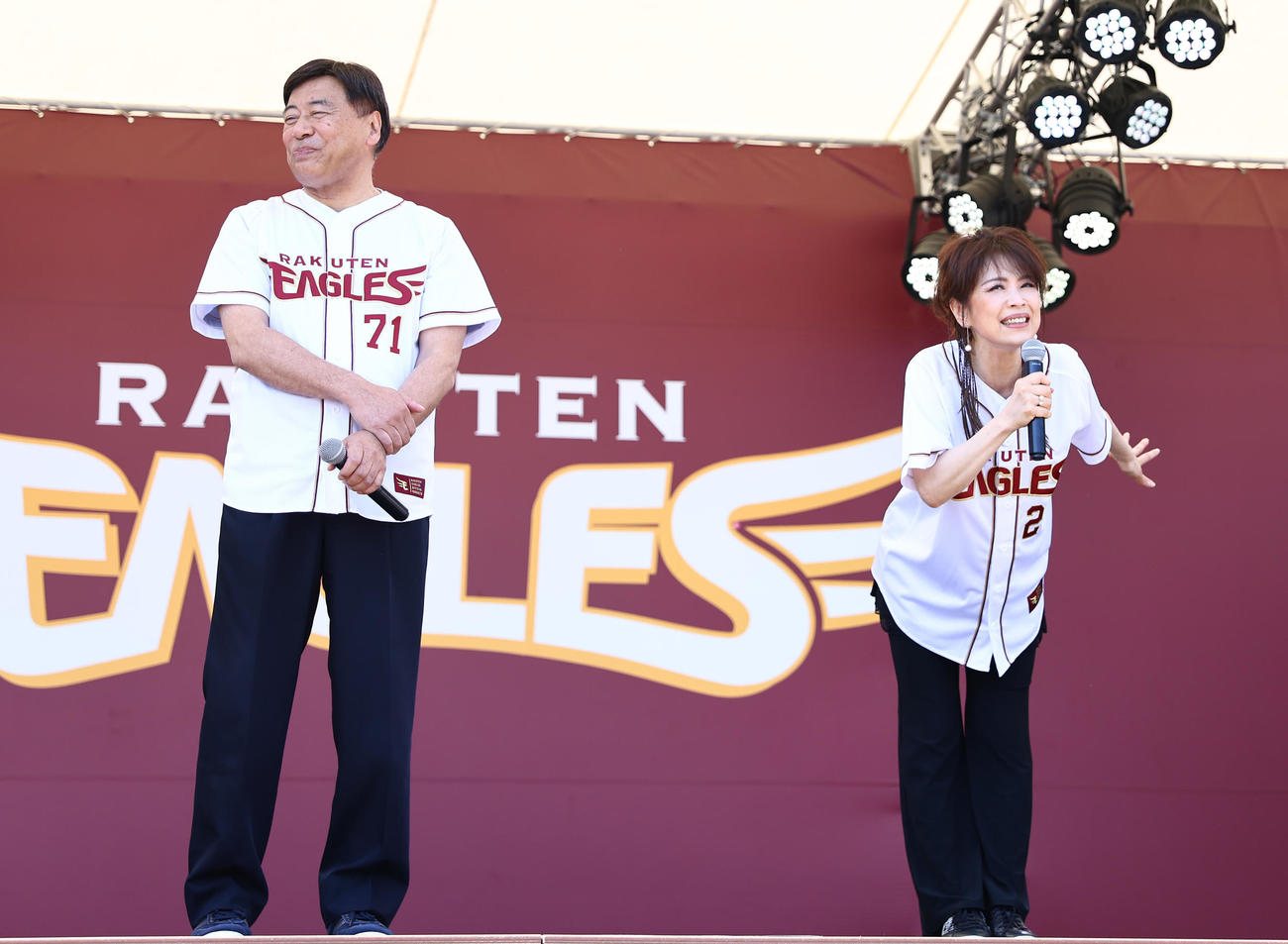 楽天対ロッテ　試合前のイベントに登場した株式会社夢グループの石田社長（左）と保科有里（撮影・垰建太）