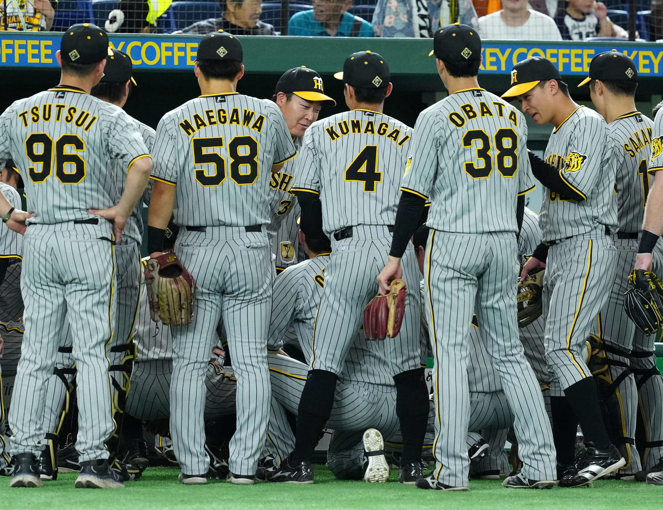 巨人対阪神　試合前の円陣で声出しをする阪神大山（撮影・たえ見朱実）