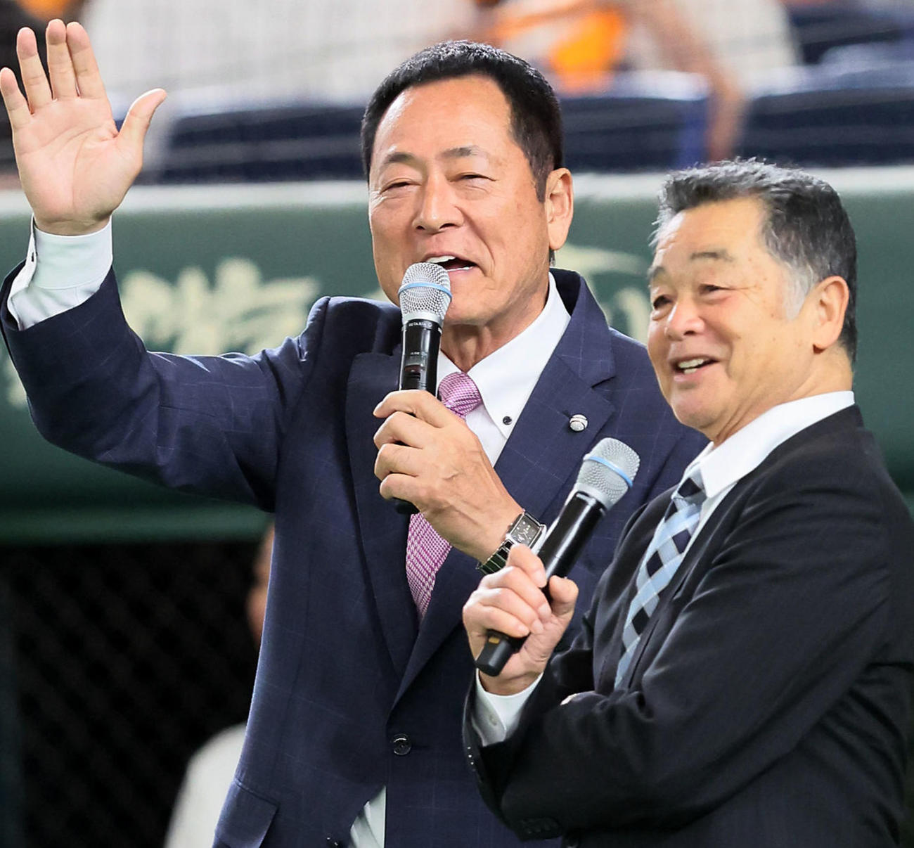 巨人対阪神　レジェンドOB戦のPRでグラウンドに登場した中畑清巨人OB会長（左）と川藤幸三阪神OB会長（撮影・加藤哉）
