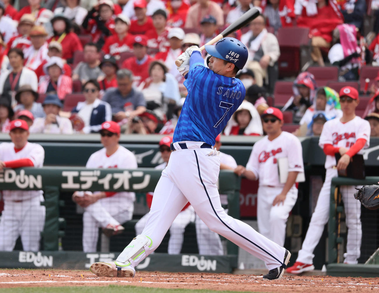 広島対DeNA 4回表DeNA1死二塁、佐野恵太は先制右越え2点本塁打を放つ（撮影・加藤孝規）