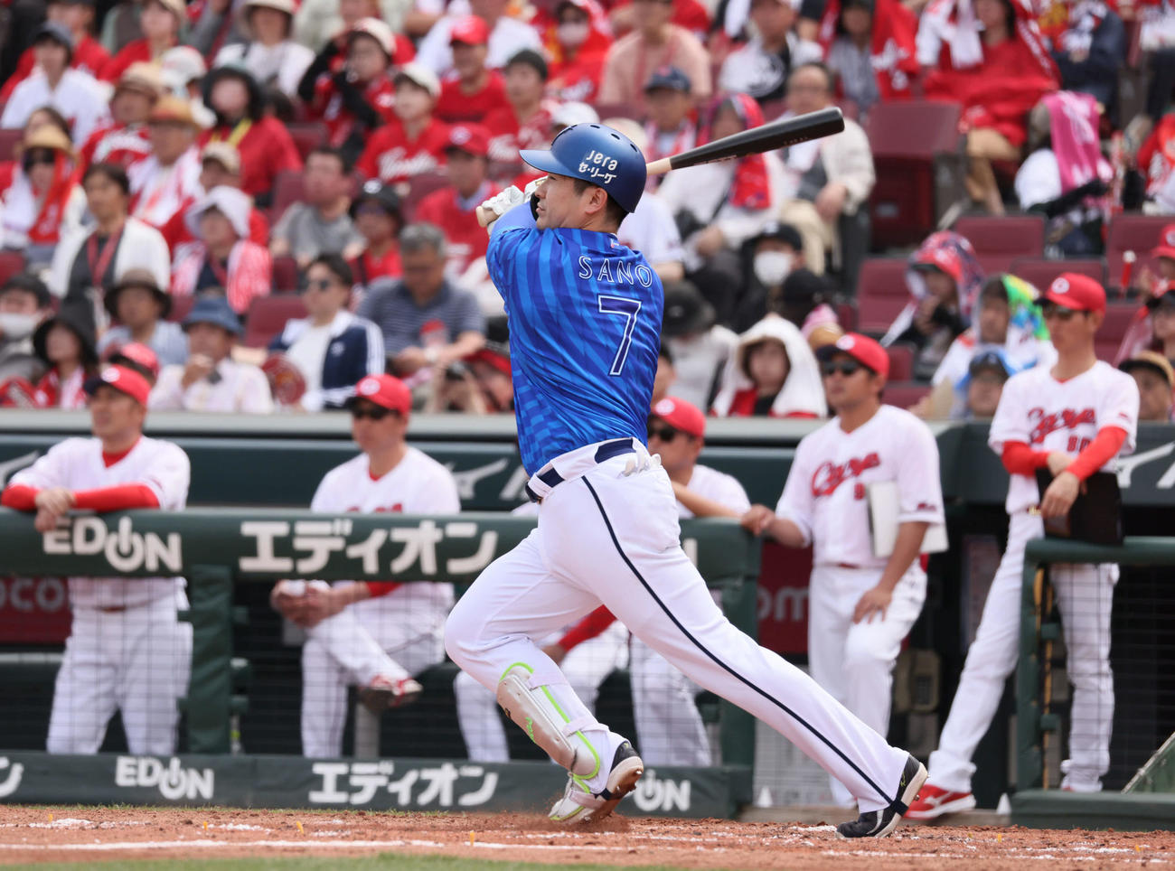 広島対DeNA 4回表DeNA1死二塁、佐野恵太は先制右越え2点本塁打を放つ（撮影・加藤孝規）
