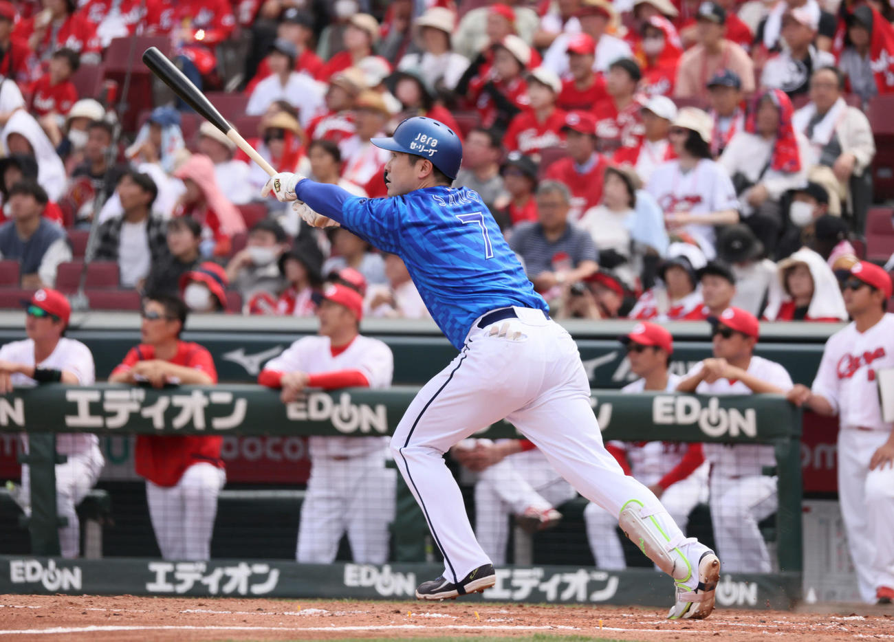 広島対DeNA 4回表DeNA1死二塁、佐野恵太は先制右越え2点本塁打を放つ（撮影・加藤孝規）