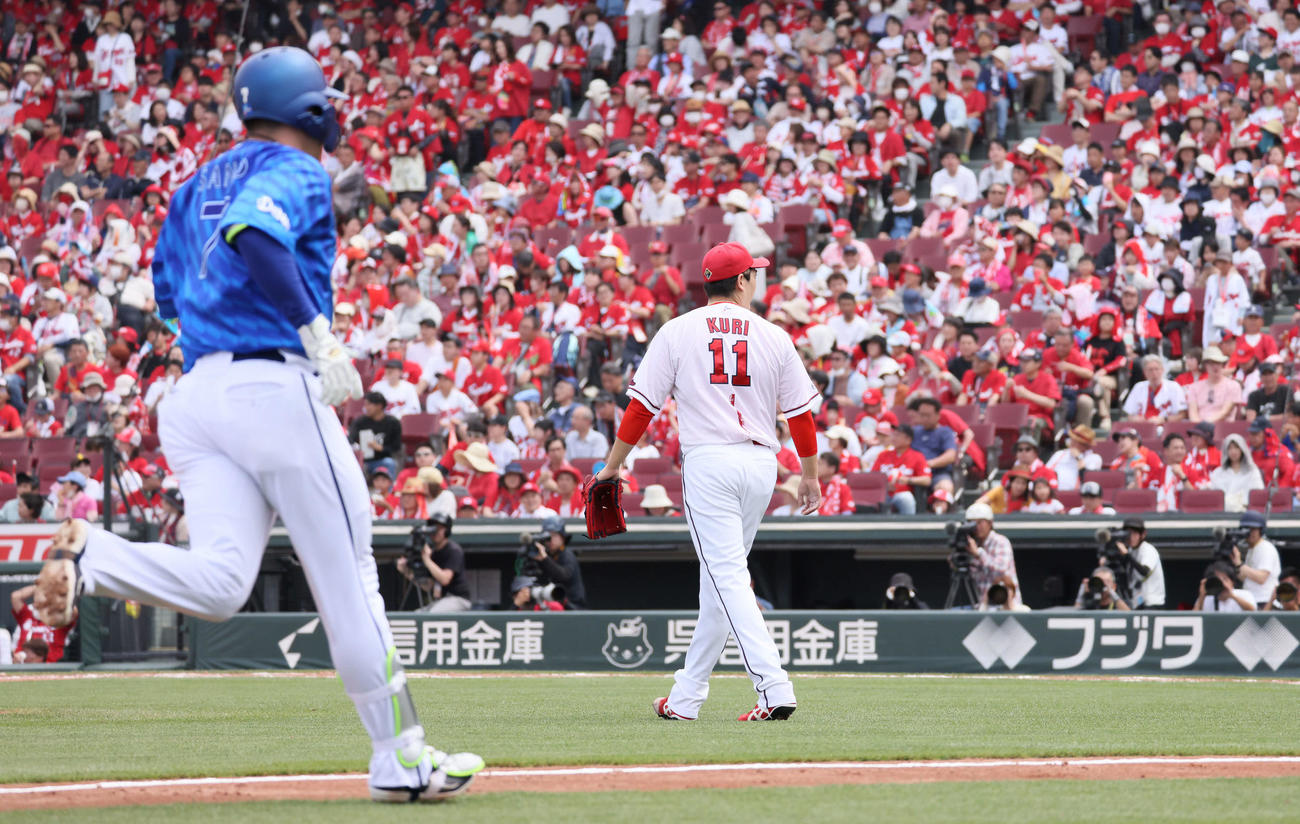 広島対DeNA 4回表DeNA1死二塁、佐野に先制右越え2点本塁打を浴びた九里（撮影・加藤孝規）