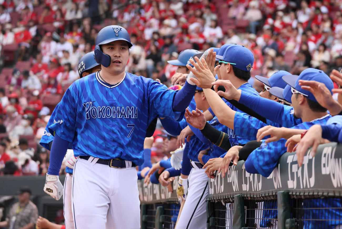 広島対DeNA 4回表DeNA1死二塁、先制右越え2点本塁打を放った佐野（撮影・加藤孝規）