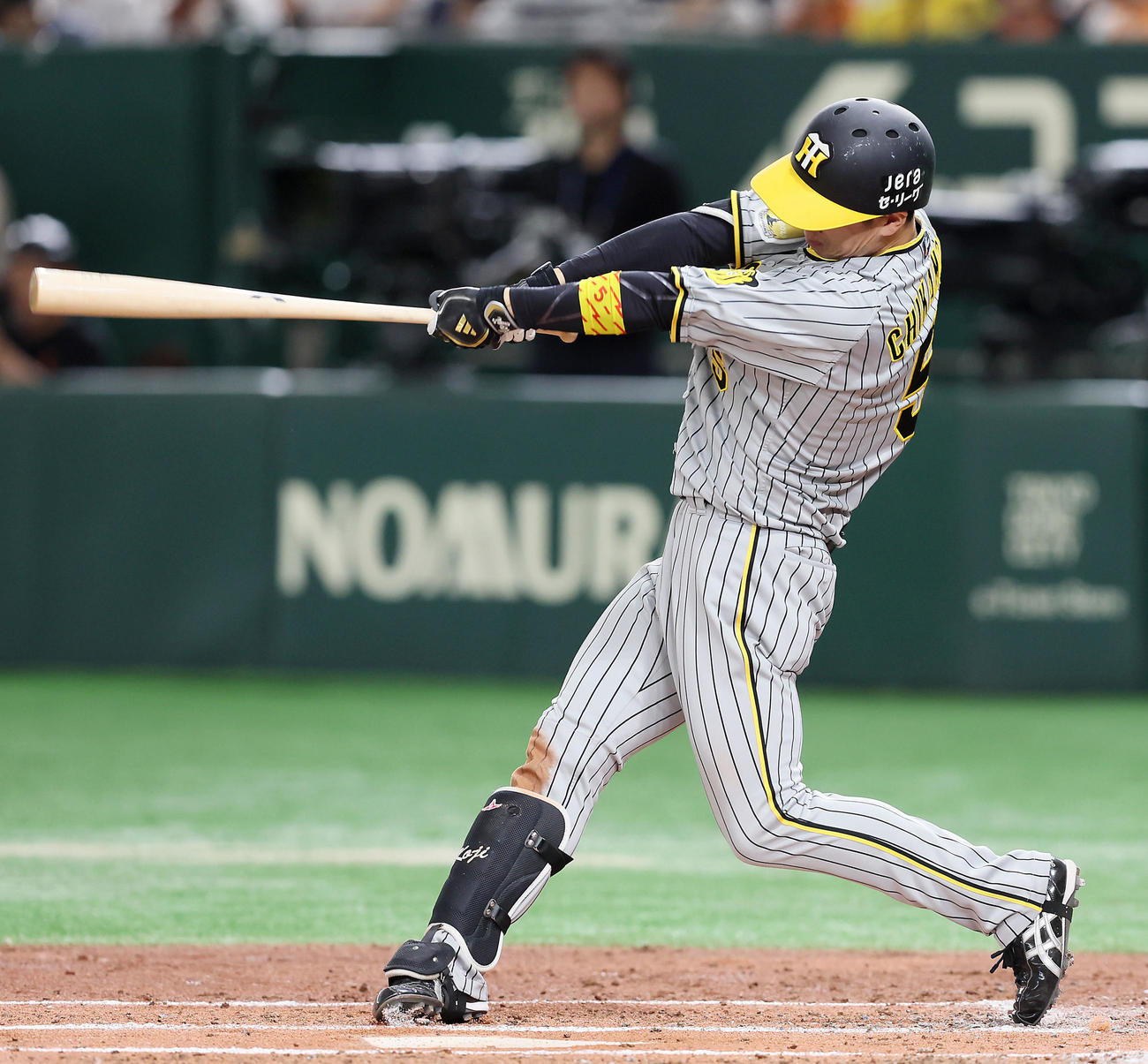 巨人対阪神　3回表阪神1死二塁、近本は右越え2点本塁打を放つ（撮影・加藤哉）