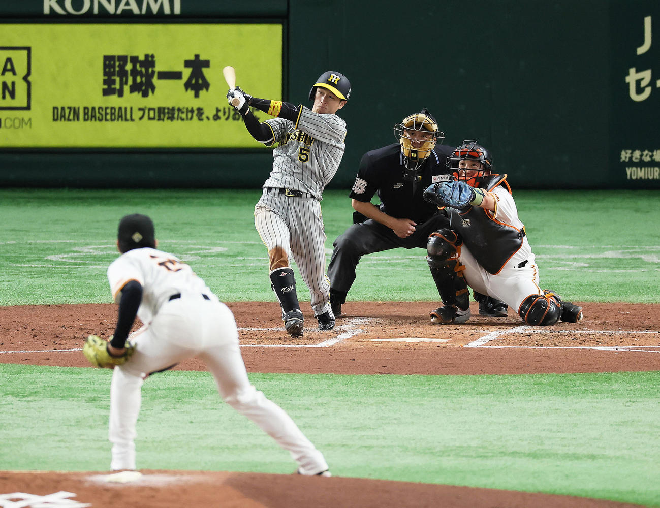巨人対阪神　3回表阪神1死二塁、近本は右越え2点本塁打を放つ。投手高橋礼（撮影・足立雅史）