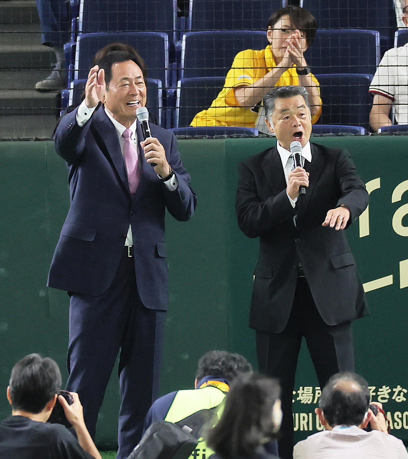 試合前、グラウンドに登場した中畑氏（左）と川藤氏（撮影・足立雅史）