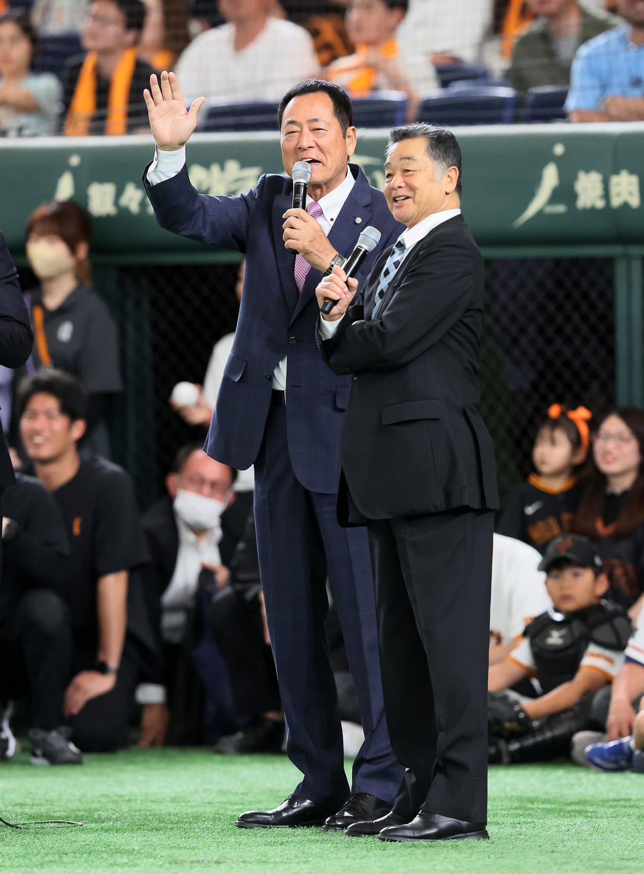 巨人対阪神　レジェンドOB戦のPRでグラウンドに登場した中畑清巨人OB会長（左）と川藤幸三阪神OB会長（撮影・加藤哉）