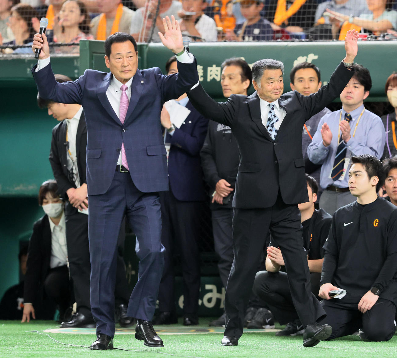 巨人対阪神　レジェンドOB戦のPRでグラウンドに登場した中畑清巨人OB会長（左）と川藤幸三阪神OB会長（撮影・加藤哉）