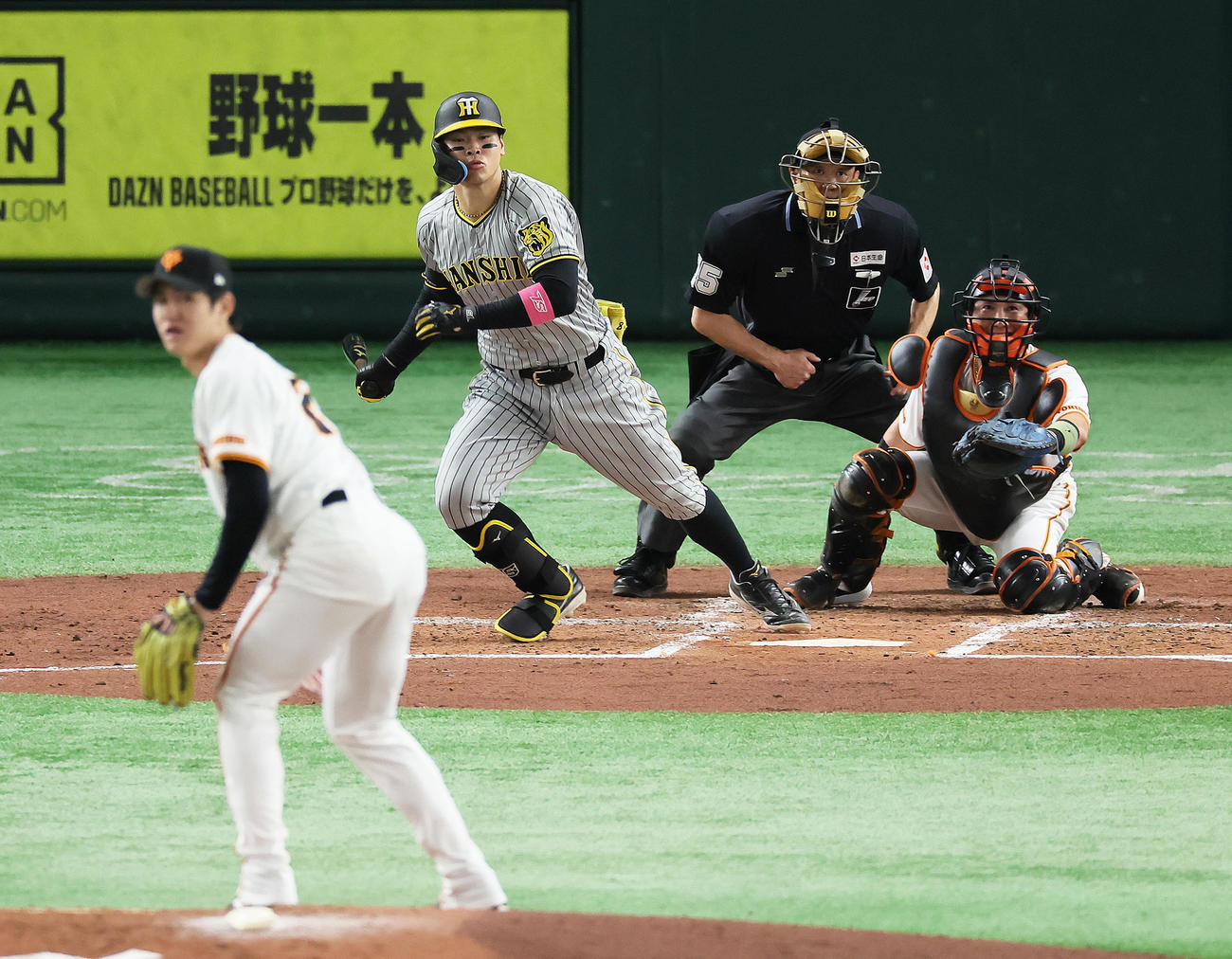 巨人対阪神　3回表阪神1死二塁、佐藤輝は左前適時打を放つ。投手高橋礼（撮影・足立雅史）